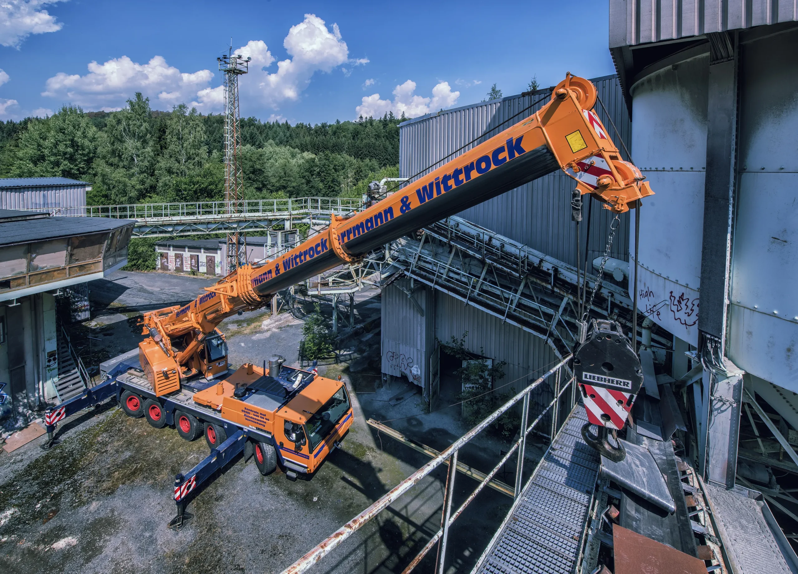 Ein Autokran der Wittrock Gruppe ist auf einem Industriegelände im Einsatz.