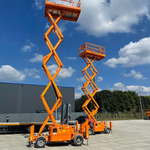 Hochgefahrene Scheren-Arbeitsbühne von LiFTPROFi am Standort Gandergesee