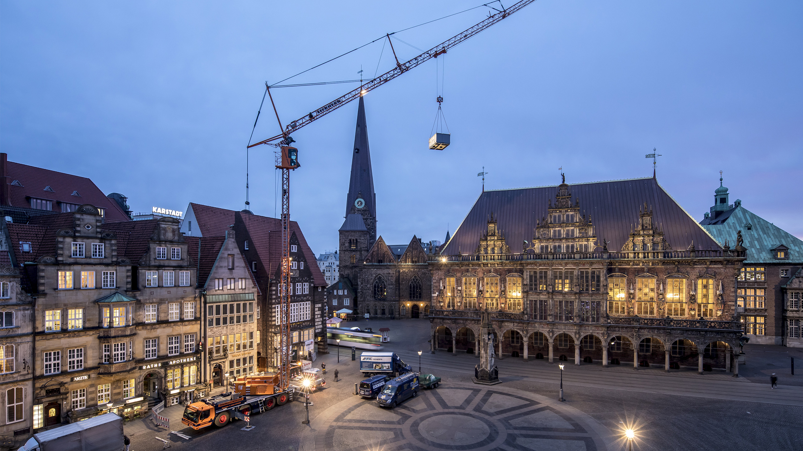Ein Mobilbaukran der Wittrock Gruppe istauf dem Bremer Marktplatz im Einsatz