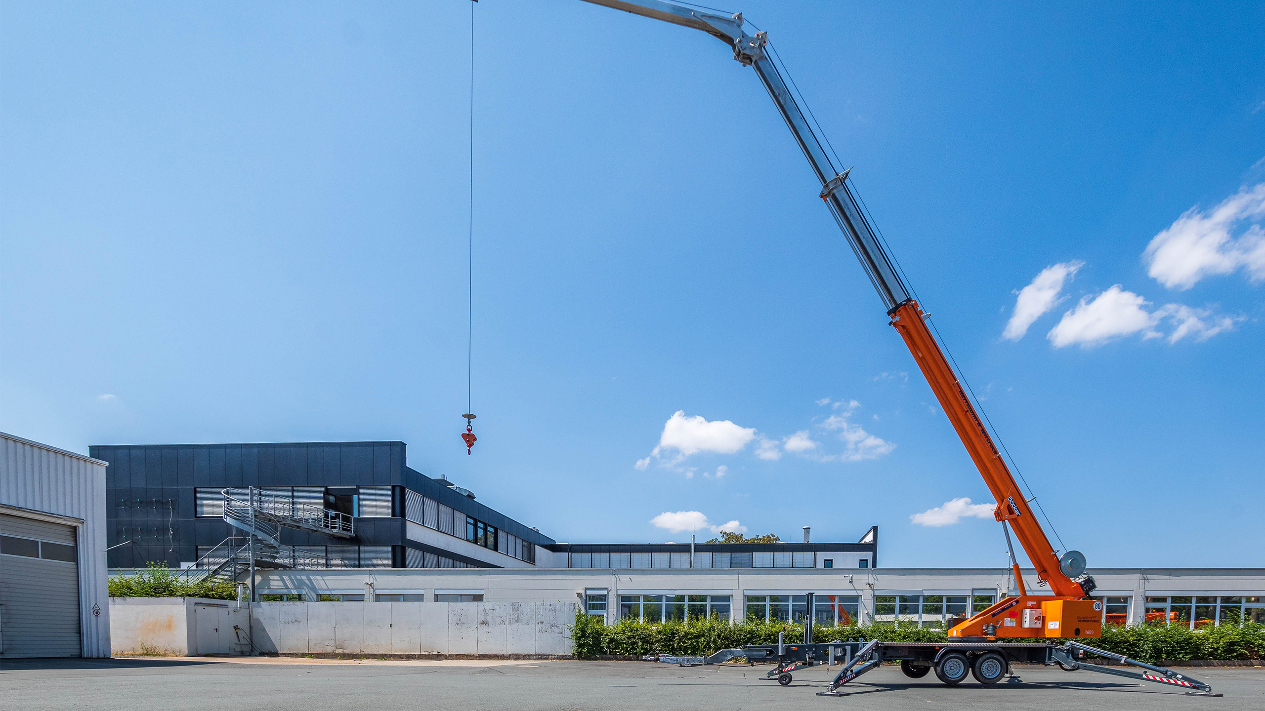 Im Bild ist ein Anhänger-Arbeitskran der Wittrock-Gruppe zu sehen