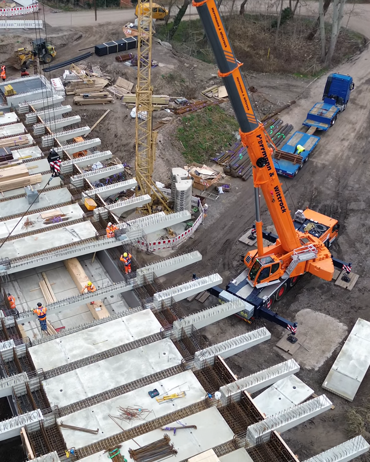 Ein Autokran der Wittrock-Gruppe hebt das letzte Brückenteil in die sogenannte Elisabeth-Brücke in Halle ein