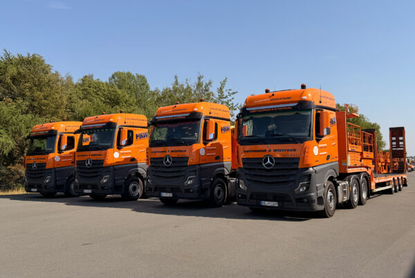 Im Bild vier neue Mercedes Benz Actros 530 auf dem Gelände der Niederlassung Hof in der Frontansicht